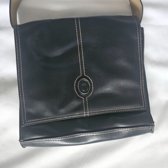 Mondani New York Black Leather Magnetic Closure Shoulder Bag - Picture 5 of 13